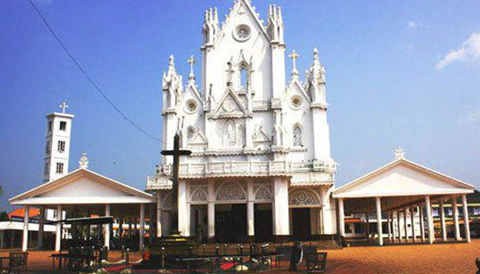 മണര്‍കാട് പള്ളിയില്‍ എട്ടു നോമ്പ് പെരുന്നാളിന് കൊടി ഉയര്‍ന്നു; കൊടിമരഘോഷയാത്രയില്‍ അണിചേര്‍ന്ന് വിശ്വാസികള്‍