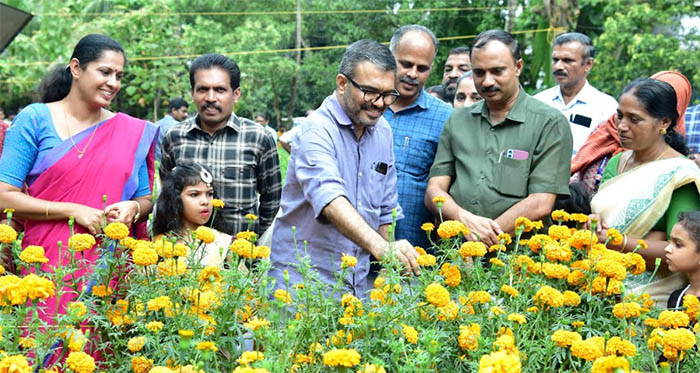 കണ്ണൂര്‍ ജില്ലാപഞ്ചായത്ത് ഓണത്തിന് ഒരുകൊട്ടപ്പൂവ് പദ്ധതിയുടെ വിളവെടുപ്പ് തുടങ്ങി; ഒരു കൊട്ടപ്പൂവല്ല, നല്‍കിയത് ഒരു പൂക്കാലമെന്ന് മന്ത്രി എം ബി രാജേഷ്