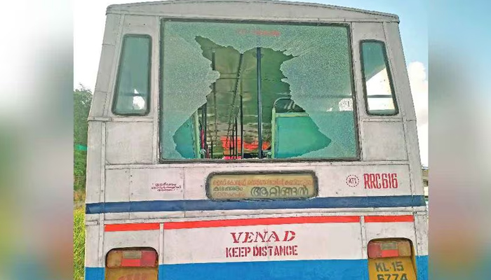 കുഴിയില്‍ വീണ് കെ.എസ്.ആര്‍.ടി.സി. ബസിന്റെ പിന്‍ഭാഗത്തെ ചില്ല് പൊട്ടി; വിടവിലൂടെ പുറത്തേക്ക് തെറിച്ചു വീണ പ്ലസ്ടു വിദ്യാര്‍ഥിക്കു പരിക്ക്