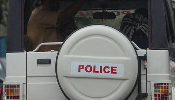 വീട്ടില്‍ ആളില്ലാതിരുന്ന സമയത്ത് മോഷണം; പിടിക്കപ്പെടുമെന്നായപ്പോള്‍ ഒന്നൊഴികെ എല്ലാം കവറിലാക്കി വീട്ടുമുറ്റത്ത്: അയല്‍വാസിയായ വയോധിക അറസ്റ്റില്‍